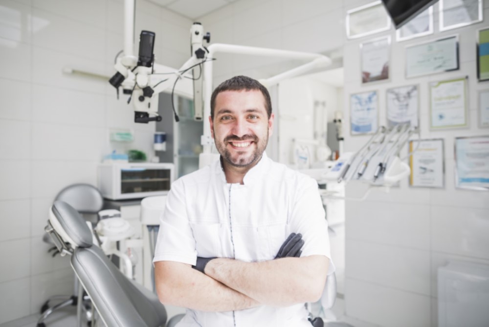Descubra o que faz um dentista clínico geral