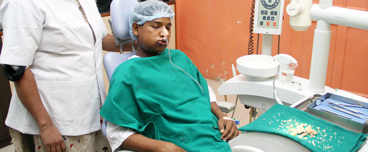 médicos removem 232 dentes na boca de menino