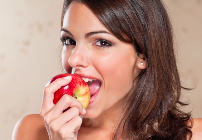 Saiba quais são os alimentos que ajudam na limpeza dos dentes