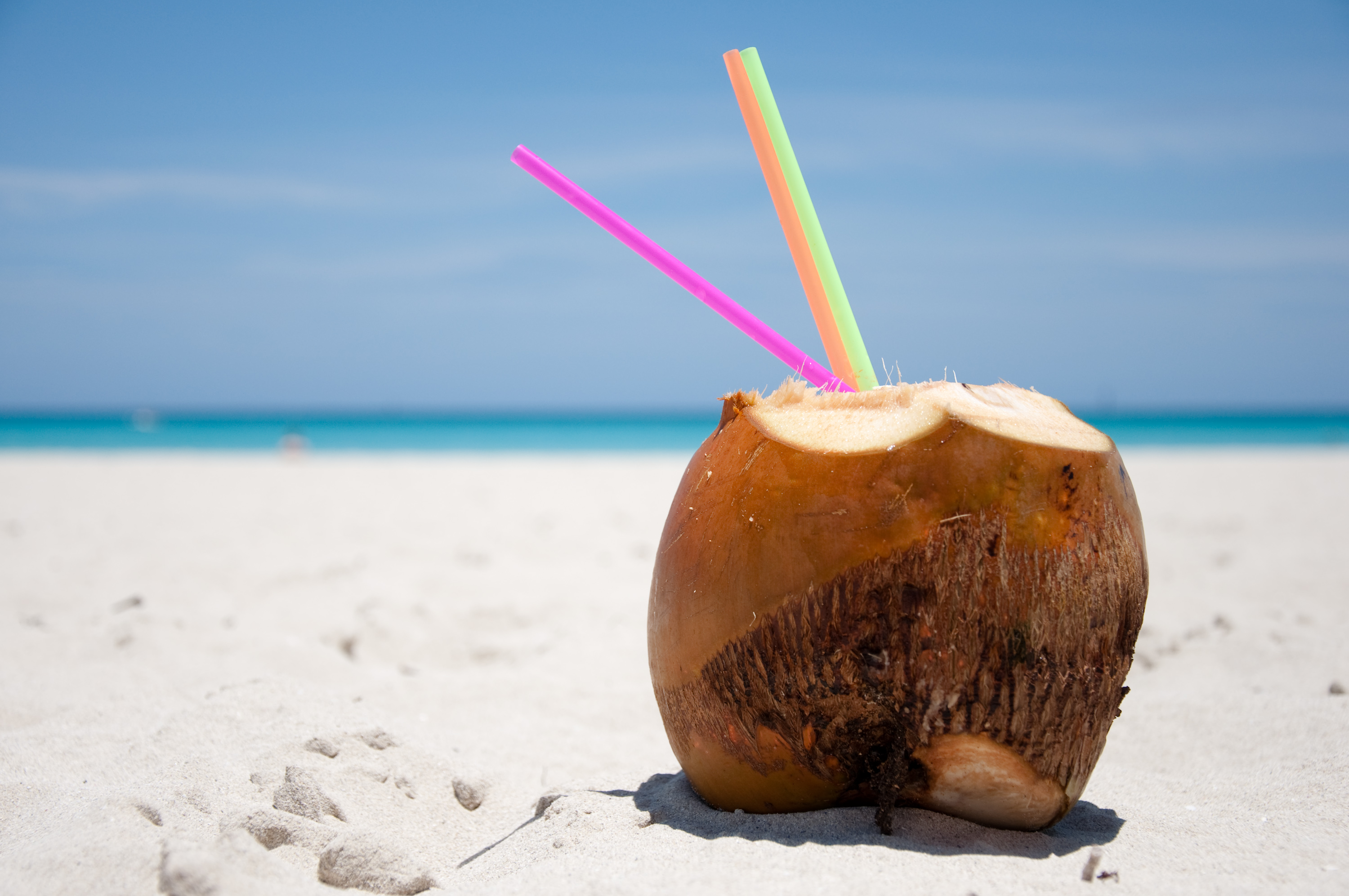Água de coco contribui para saúde dos dentes e hidrata