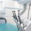 Instrumentos com brocas odontológicas para uso pelo dentista no consultório.