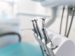 Instrumentos com brocas odontológicas para uso pelo dentista no consultório.