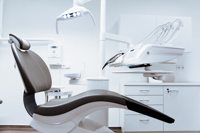 Consultório odontológico com cadeira cinza