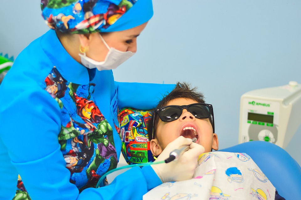 Como tornar sua clínica dentária pediátrica divertida para crianças
