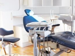 Consultório com equipamentos odontológicos.