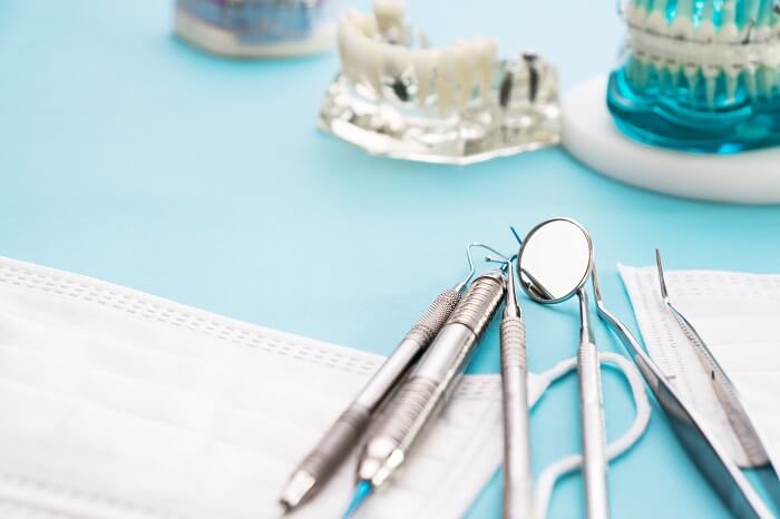 Utensílios odontológicos em cima de uma mesa azul