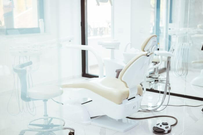 Consultório odontológico com revestimentos fáceis de limpar
