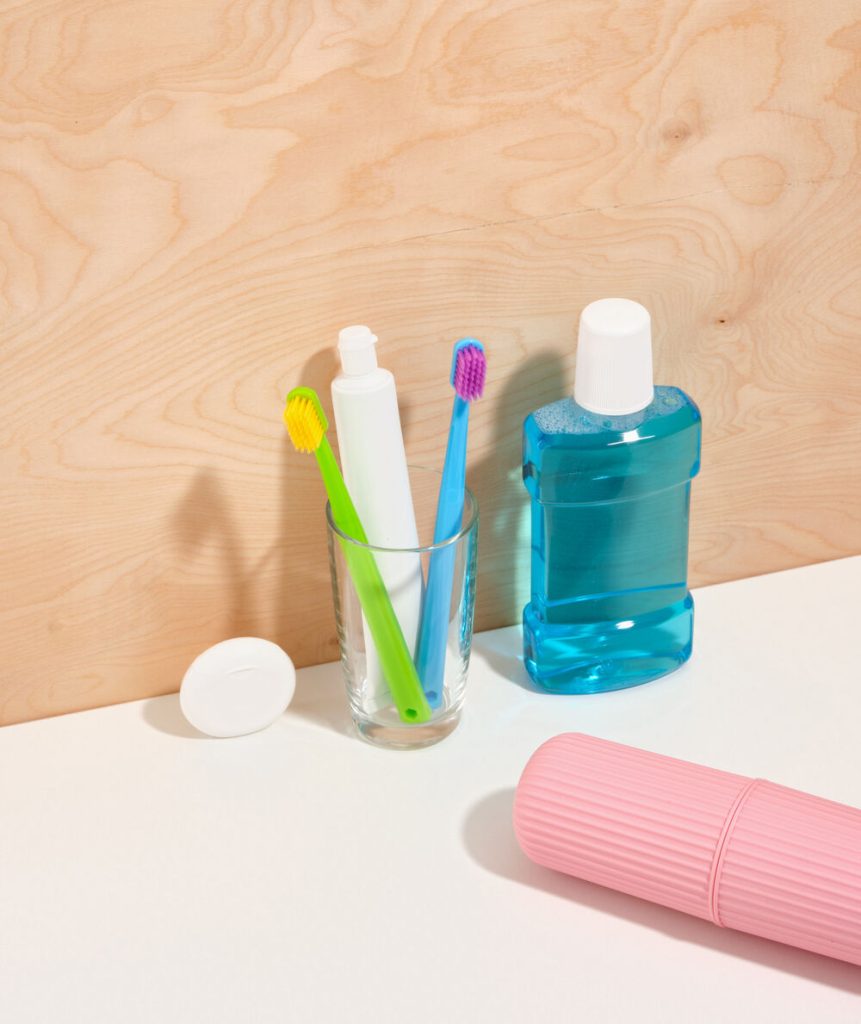 Produtos de higiene bucal em uma mesa