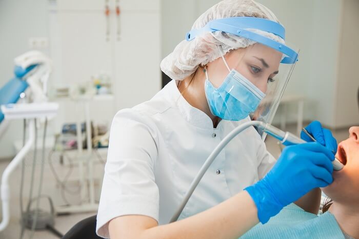 Dentista fazendo procedimento