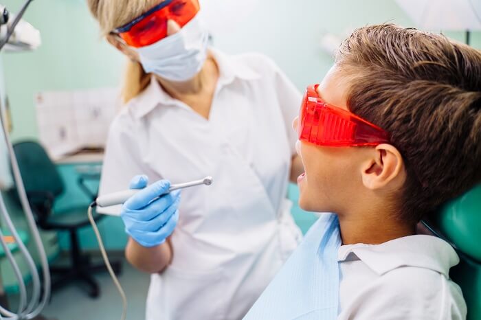 Dentista atendendo menino
