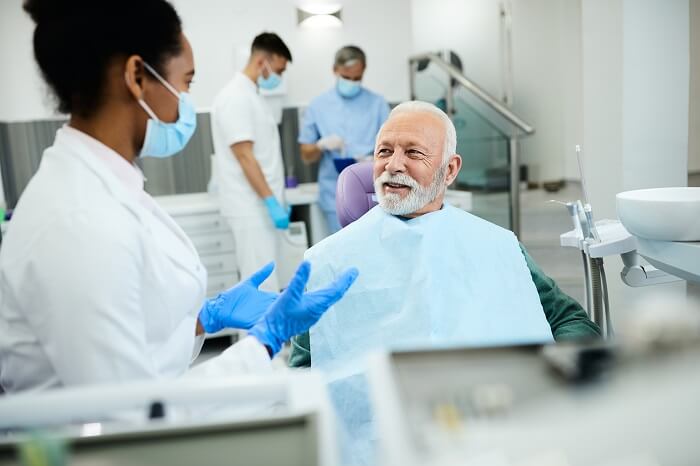 Dentista conversando com paciente