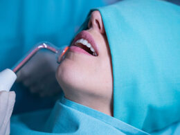 dentista usando ozonioterapia na odontologia em uma paciente mulher.