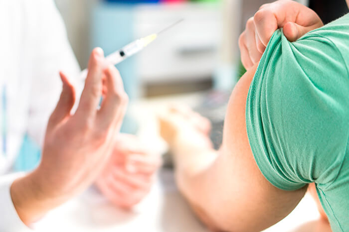 aplicação de uma das vacinas para dentistas obrigatórias para todos os profissionais