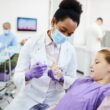 Dentista dando explicações à criança