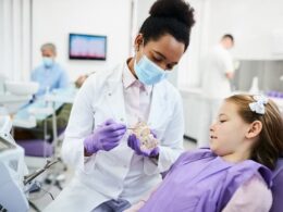 Dentista dando explicações à criança