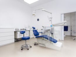 Imagem de sala de atendimento de consultório odontológico.