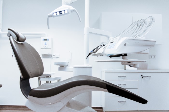 Cadeira odontológica em consultório de dentista.