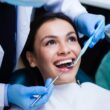 Dentista endodontista realizando diagnóstico em paciente.