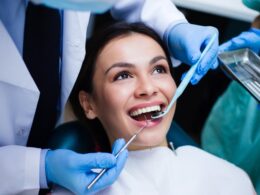 Dentista endodontista realizando diagnóstico em paciente.