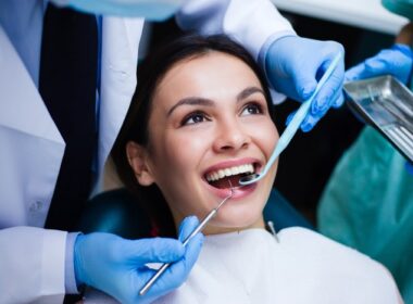 Dentista endodontista realizando diagnóstico em paciente.