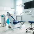 Sala de atendimento com móveis odontológicos no consultório.