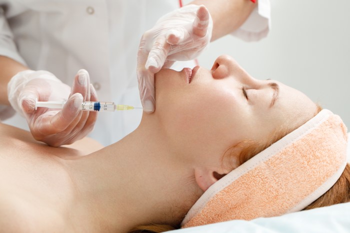 Cirurgião-dentista fazendo aplicação de bioestimulador de colágeno Rennova Elleva.