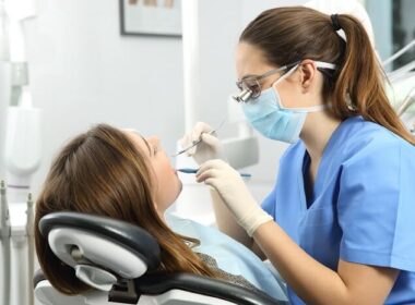 Densitas periodontista faz procedimento em paciente.