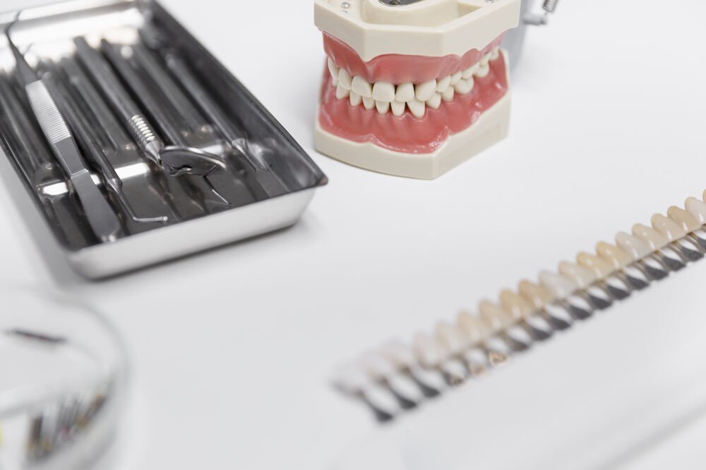 Conjunto de instrumentos odontológicos e prótese dental
