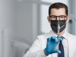 A seringa carpule é o instrumento odontológico utilizado para aplicar anestesias