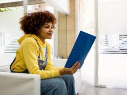 mulher estudando para concurso para dentista