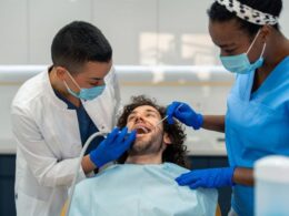 CPO-D: dentistas atendendo paciente