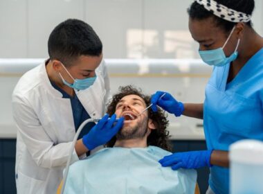 CPO-D: dentistas atendendo paciente