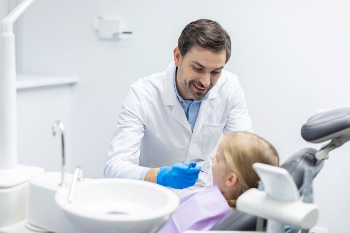 CPO-D: Dentista atendendo paciente infantil