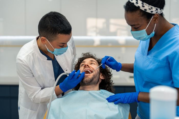 CPO-D: dentistas atendendo paciente