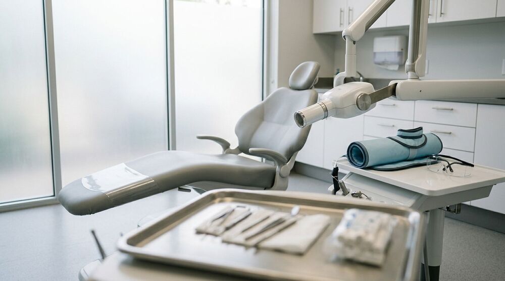 Consultório dentário com cadeira e instrumentos
