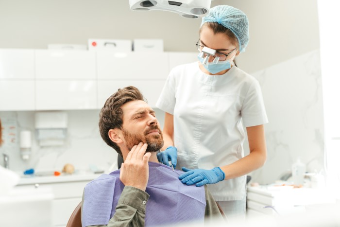 Paciente reclama de dor de dente no dentista.