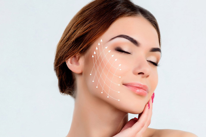 Mulher com o cabelo amarrado com o rosto virado para o lado