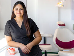 Dentista com camiseta preta sorrindo