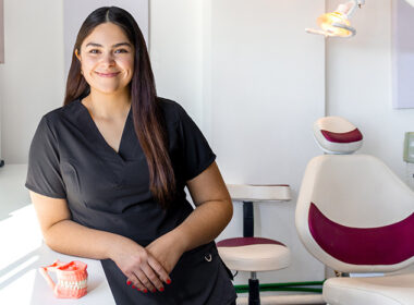 Dentista com camiseta preta sorrindo