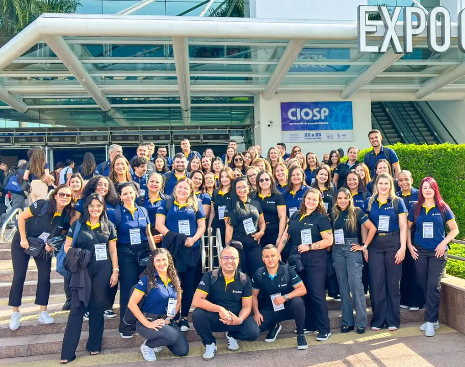 Equipe reunida na entrada da CIOSP 2023.