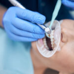 Consulta odontológica com paciente sorridente