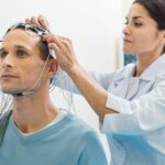 Teste neurológico com eletrodos em paciente