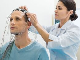 Teste neurológico com eletrodos em paciente