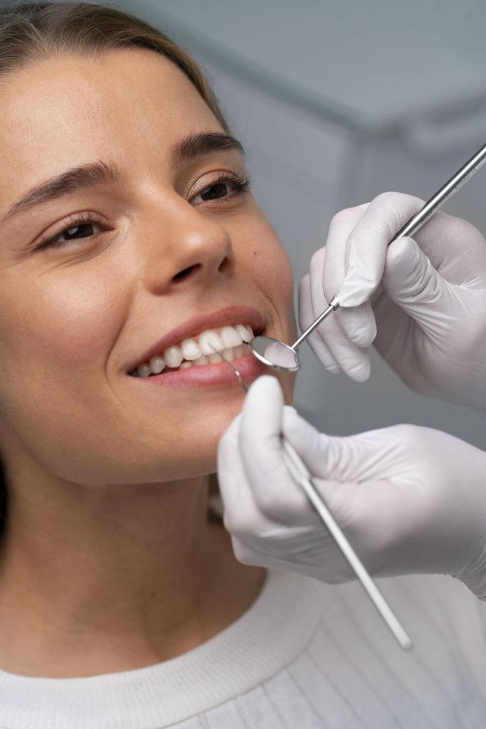 Dentista utilizando ferramentas de trabalho em paciente