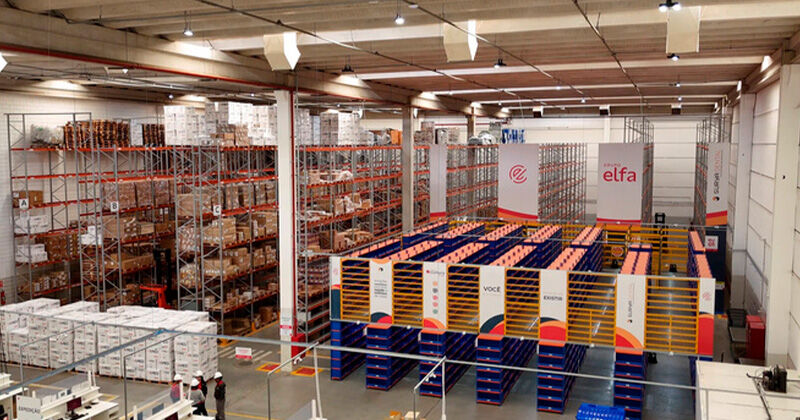 Armazém organizado com prateleiras e produtos variados.