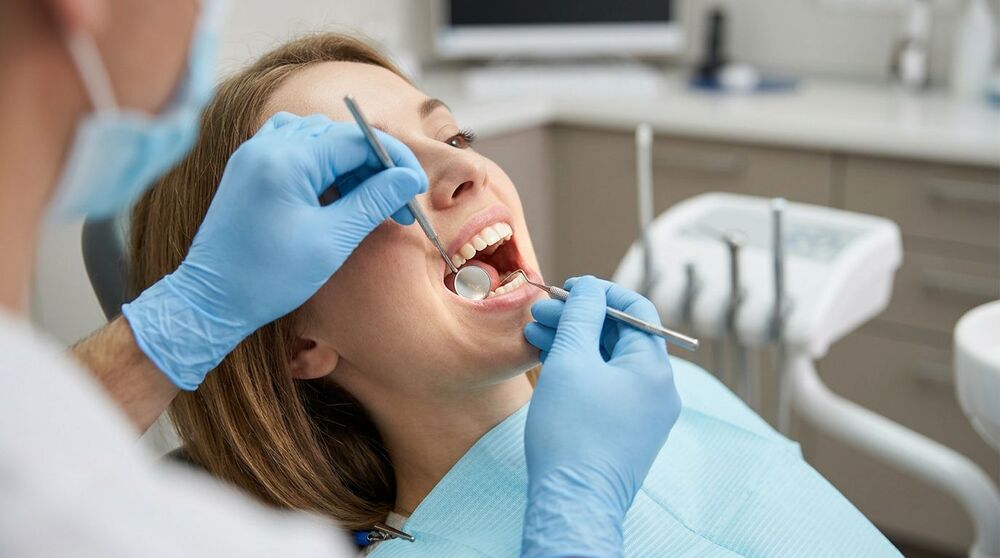 Paciente recebendo atendimento odontológico