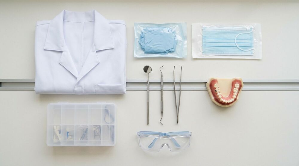 Materiais de odontologia e equipamento de proteção.